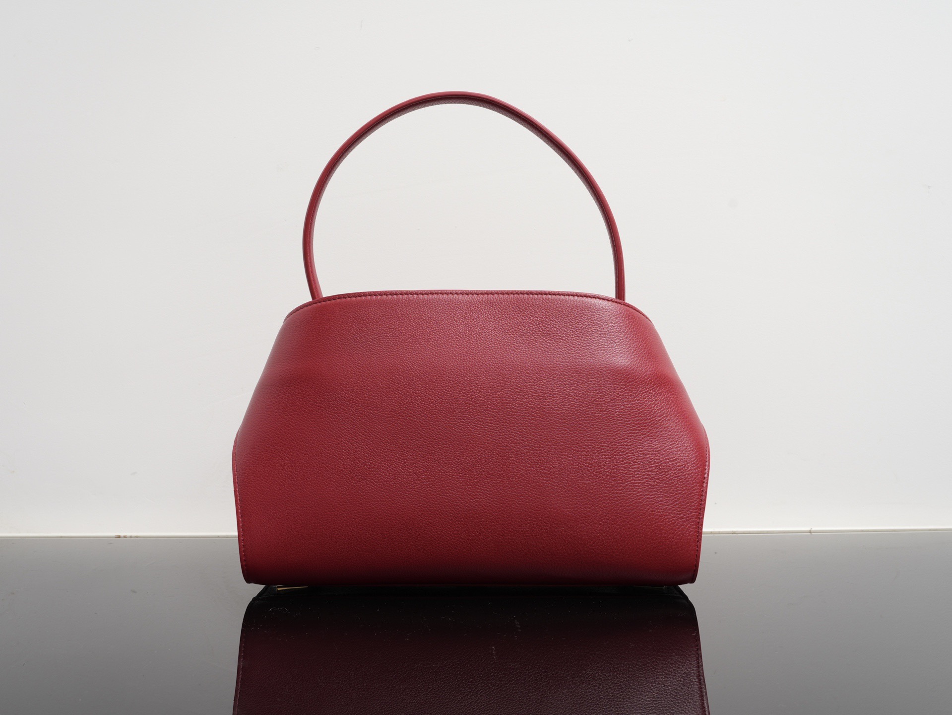 FERRAGAMO 페라가모 FW2023 Gancini 장식 중형 토트백 12