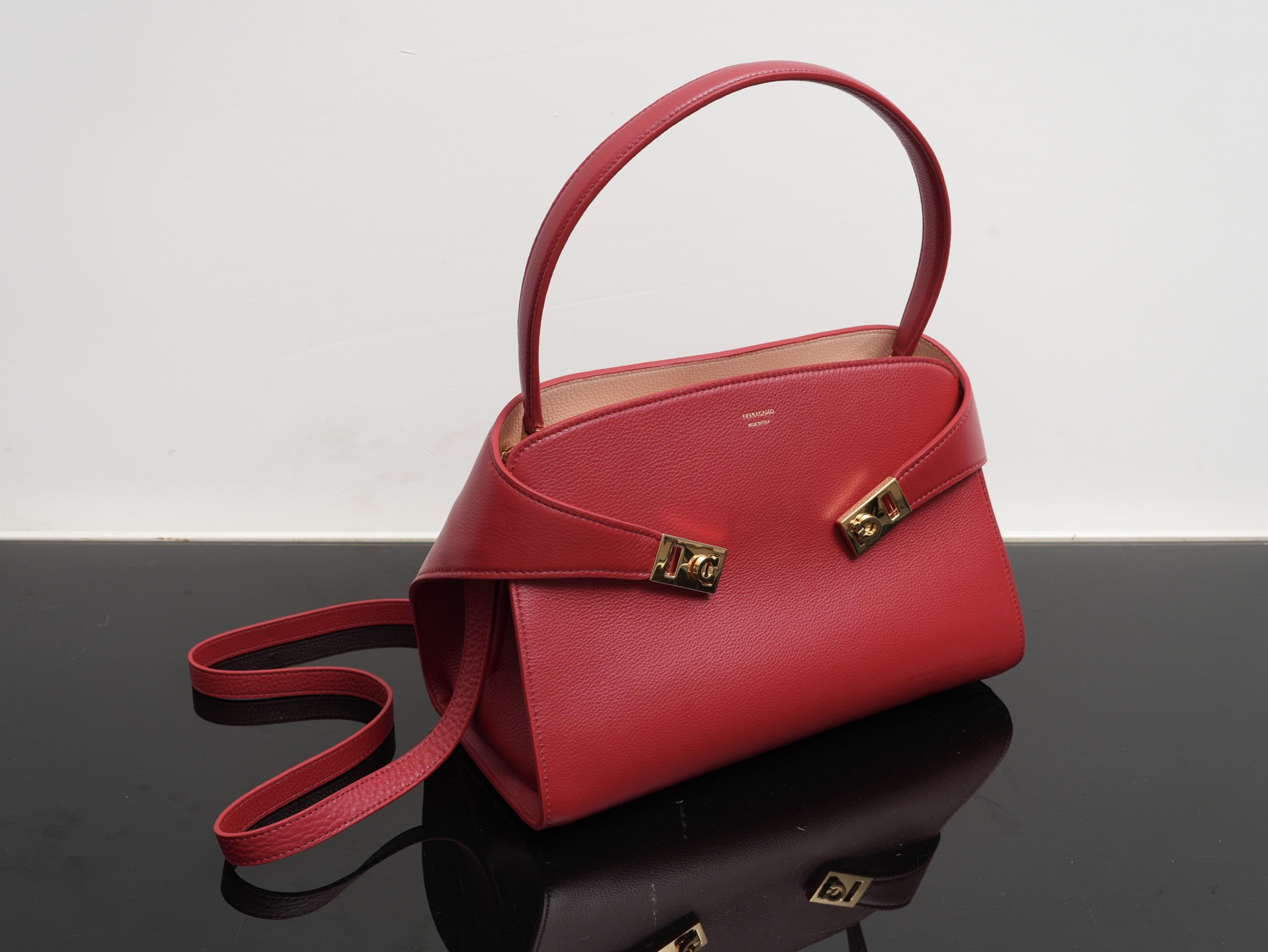 FERRAGAMO 페라가모 FW2023 Gancini 장식 중형 토트백 13