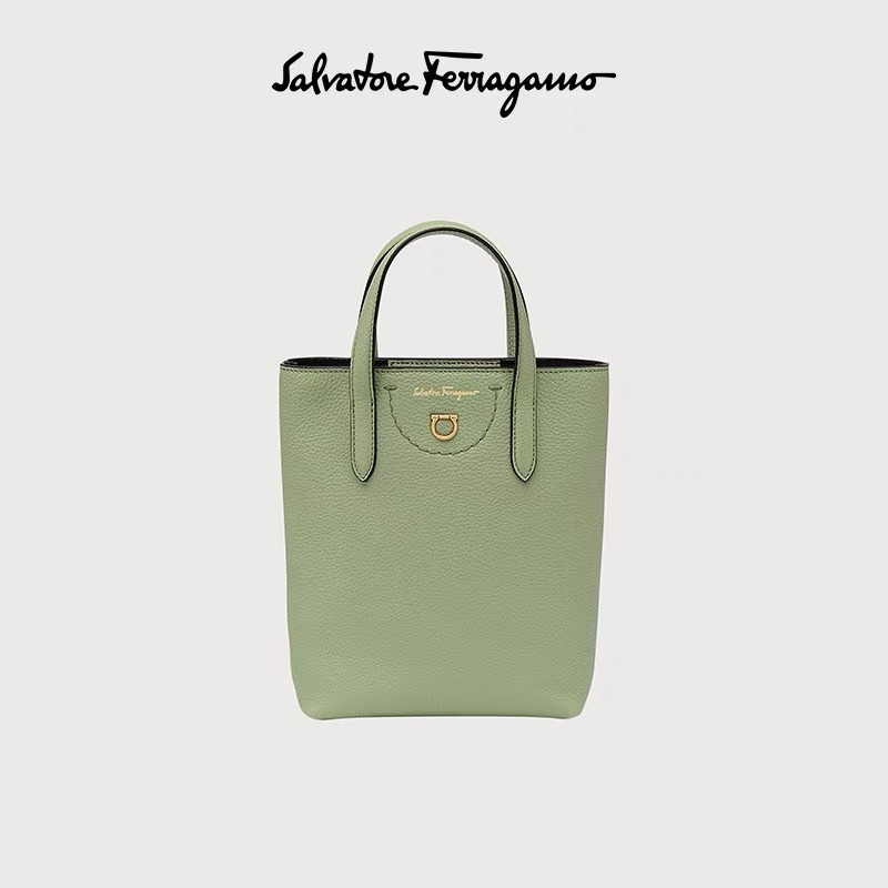 Ferragamo 살바토레 페라가모 FW2023 Gancini 장식 토트백 1