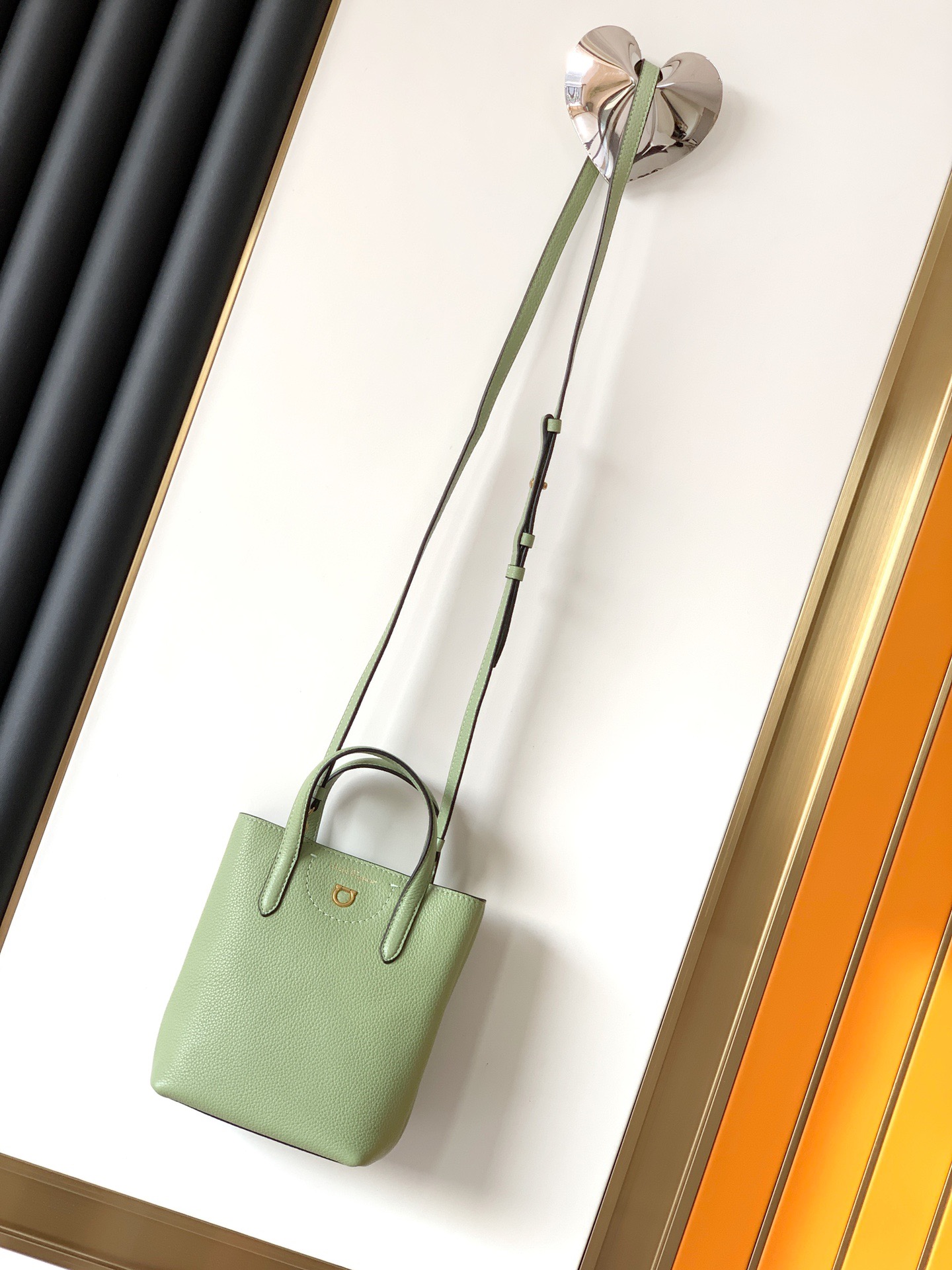 Ferragamo 살바토레 페라가모 FW2023 Gancini 장식 토트백 6