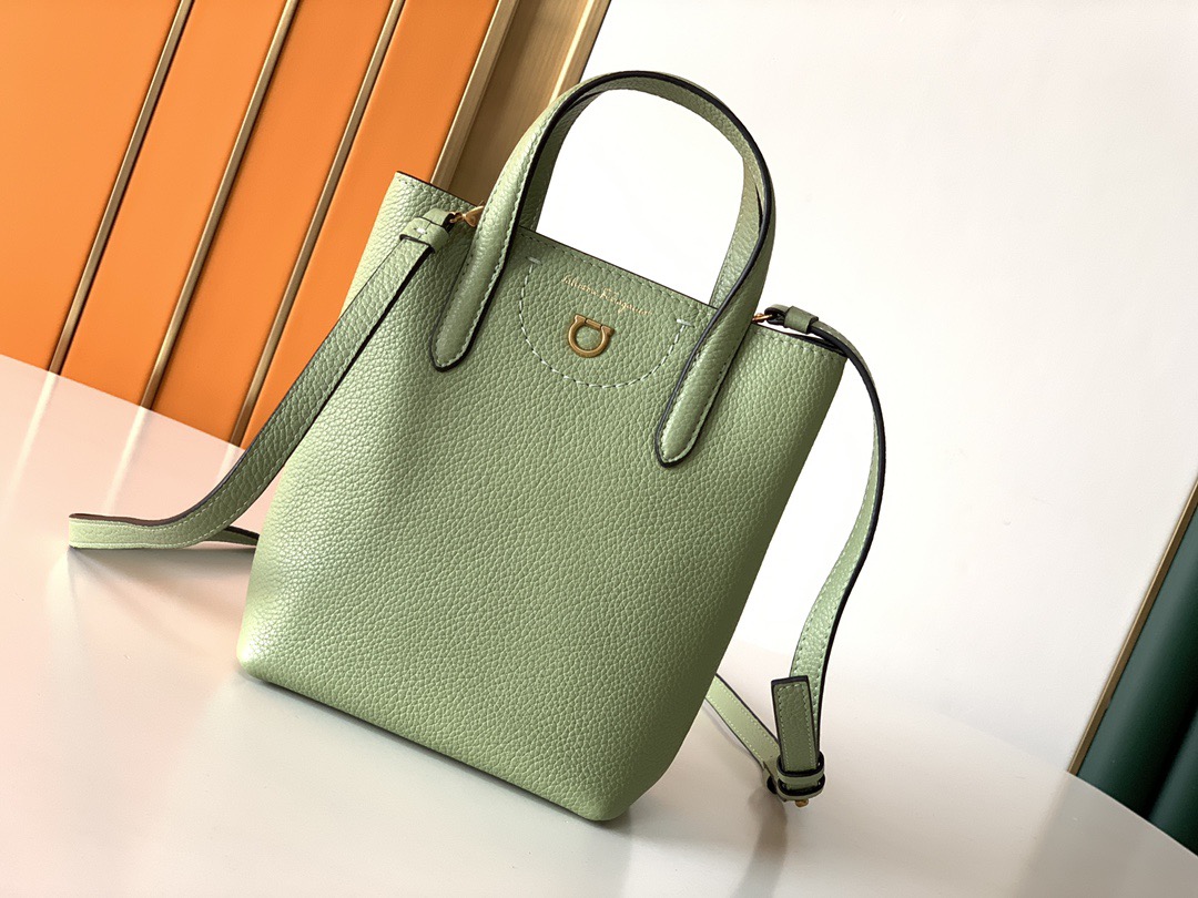 Ferragamo 살바토레 페라가모 FW2023 Gancini 장식 토트백 7