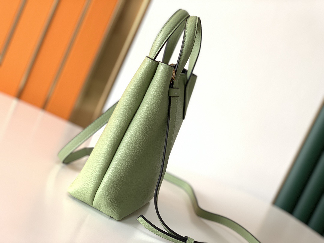 Ferragamo 살바토레 페라가모 FW2023 Gancini 장식 토트백 8