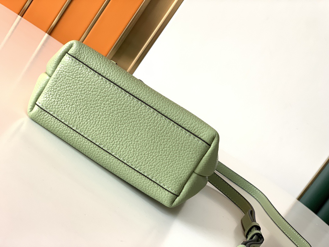 Ferragamo 살바토레 페라가모 FW2023 Gancini 장식 토트백 11