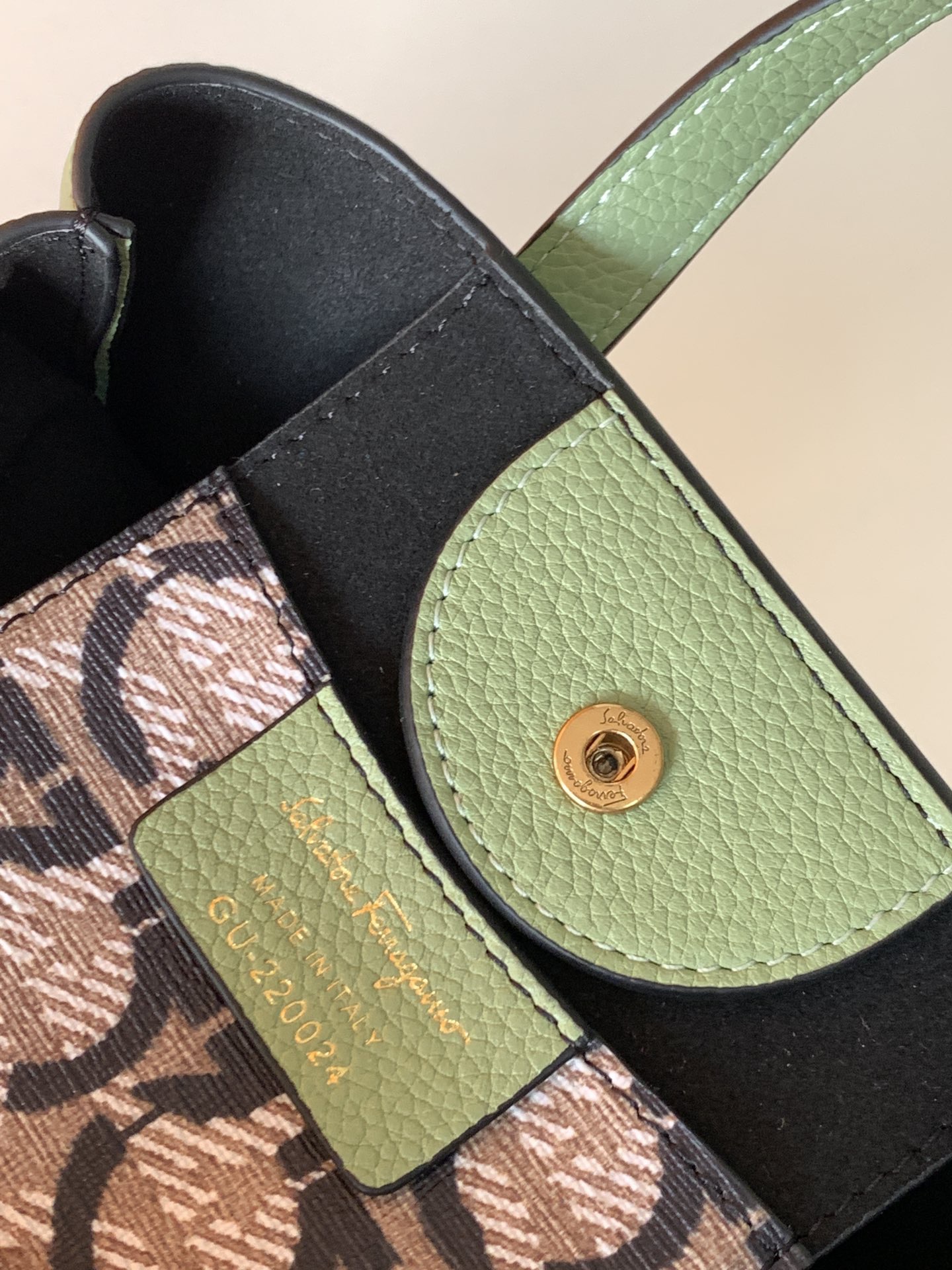 Ferragamo 살바토레 페라가모 FW2023 Gancini 장식 토트백 14