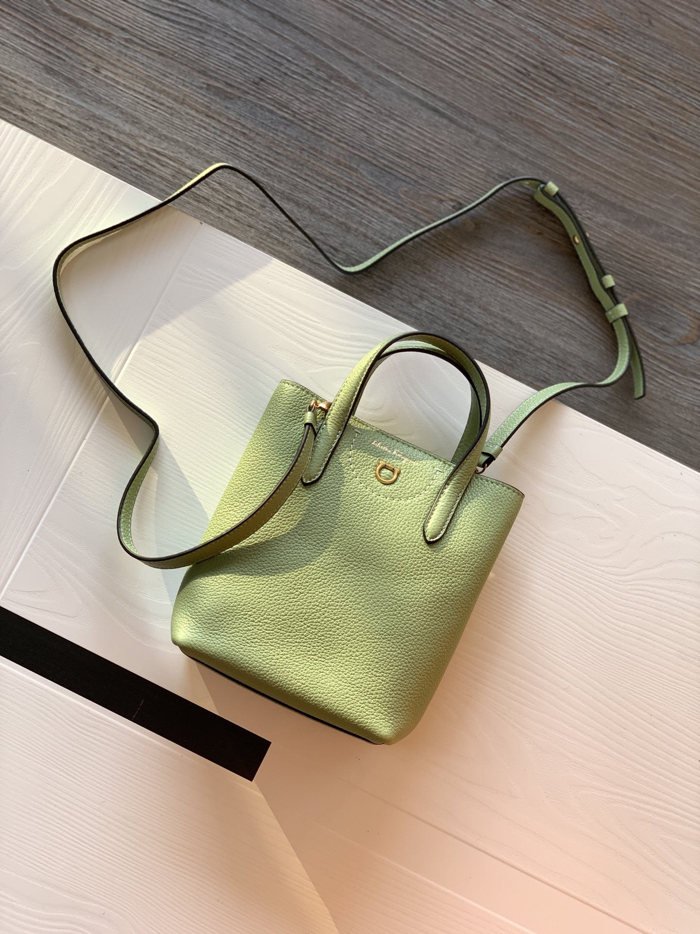 Ferragamo 살바토레 페라가모 FW2023 Gancini 장식 토트백 15