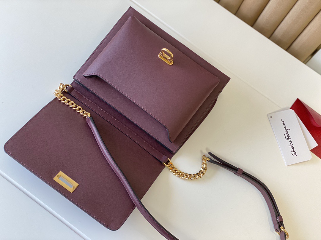 FERRAGAMO 살바토레 페라가모 FW2023 TRIFOLIO 숄더백 9