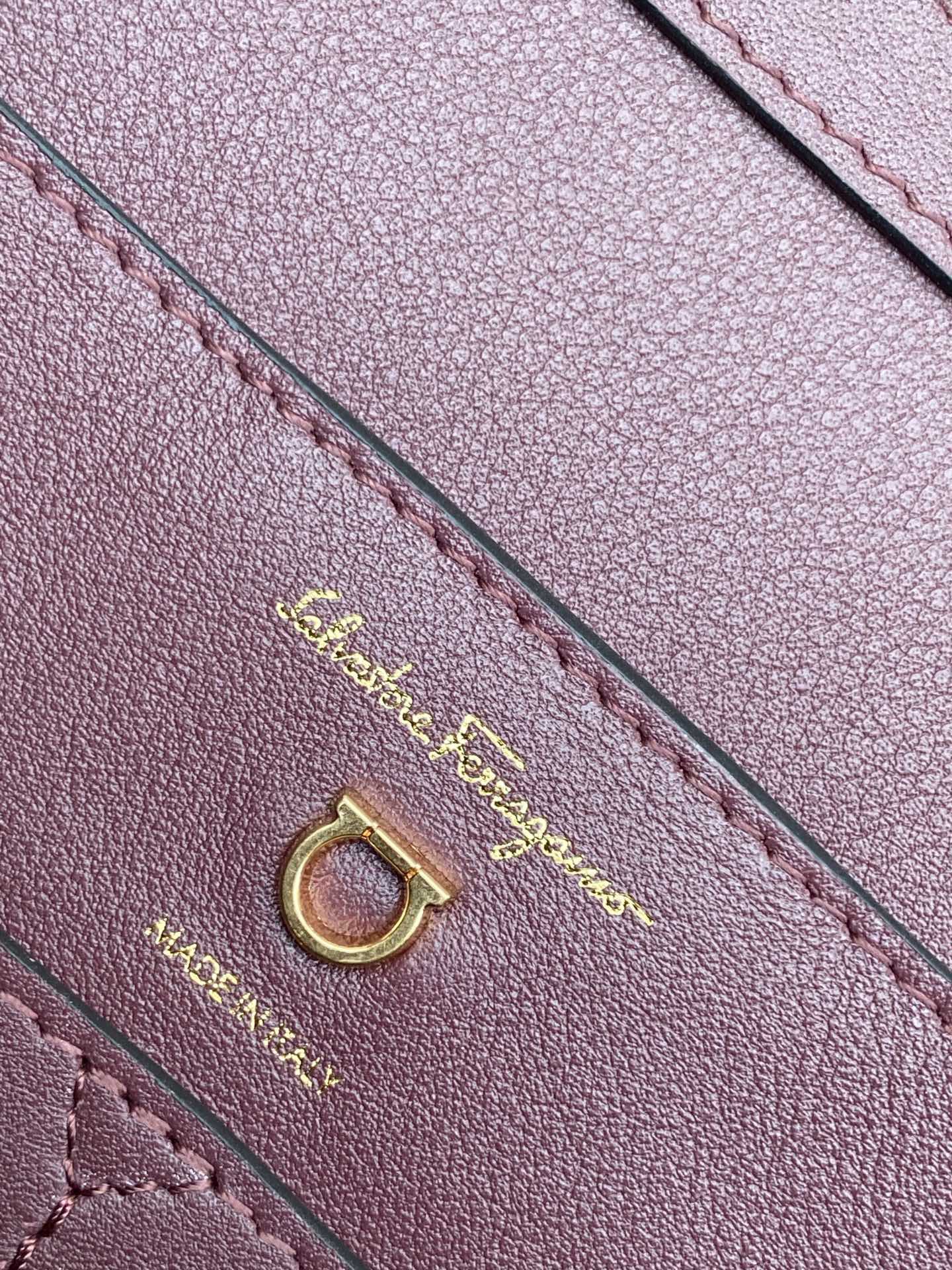 FERRAGAMO 살바토레 페라가모 FW2023 TRIFOLIO 숄더백 12