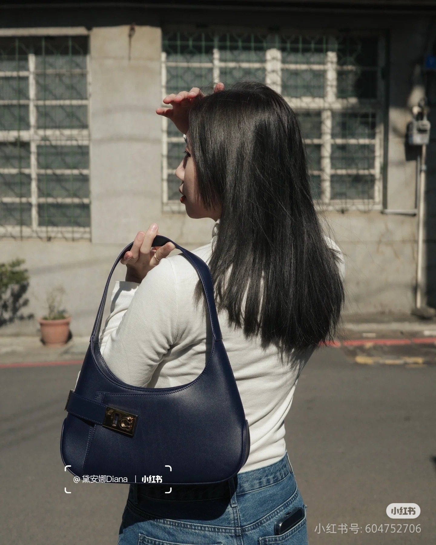 FERRAGAMO 페라가모 간치니 스트랩 숄더백 EE-216295 5