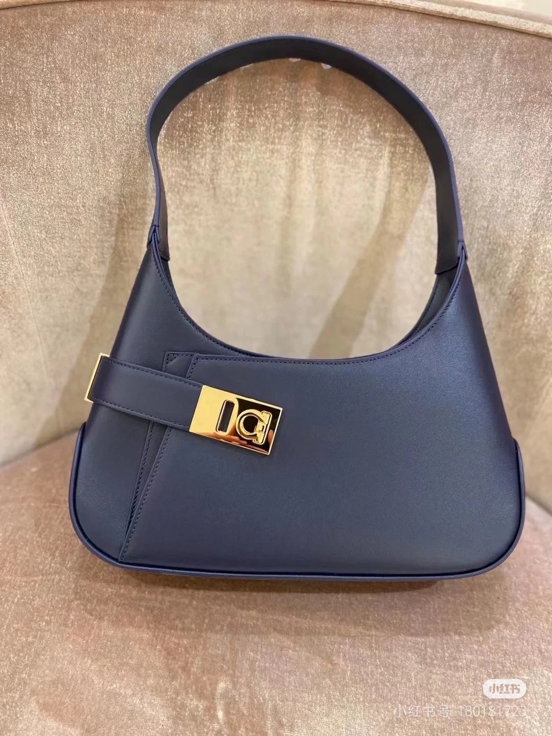 FERRAGAMO 페라가모 간치니 스트랩 숄더백 EE-216295 9