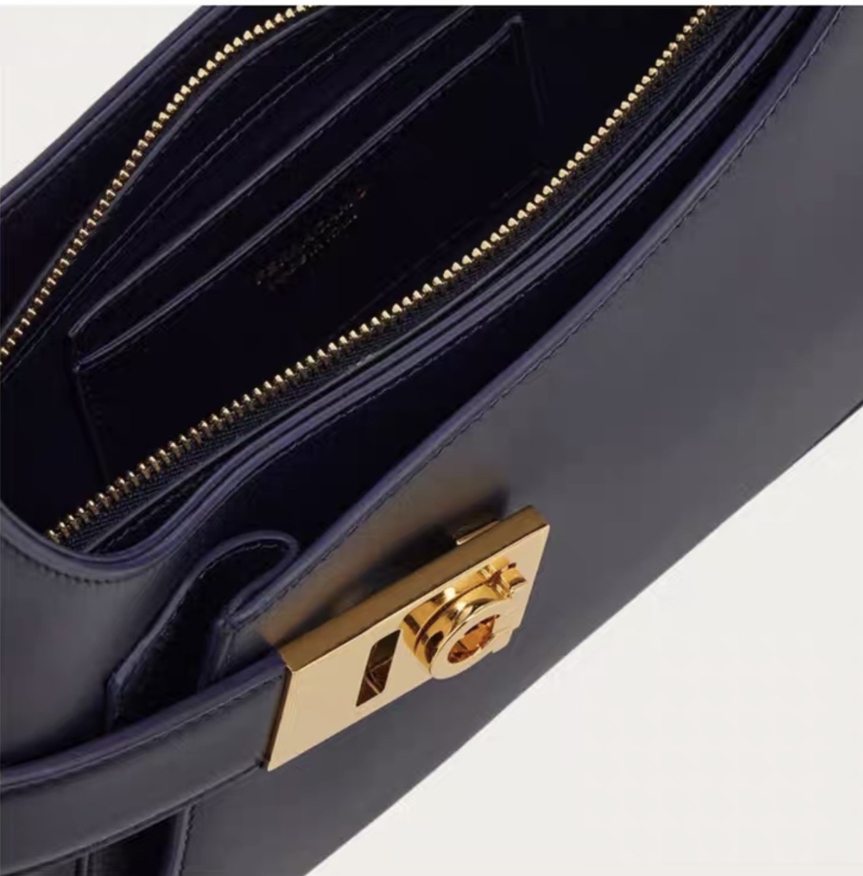 FERRAGAMO 페라가모 간치니 스트랩 숄더백 EE-216295 17