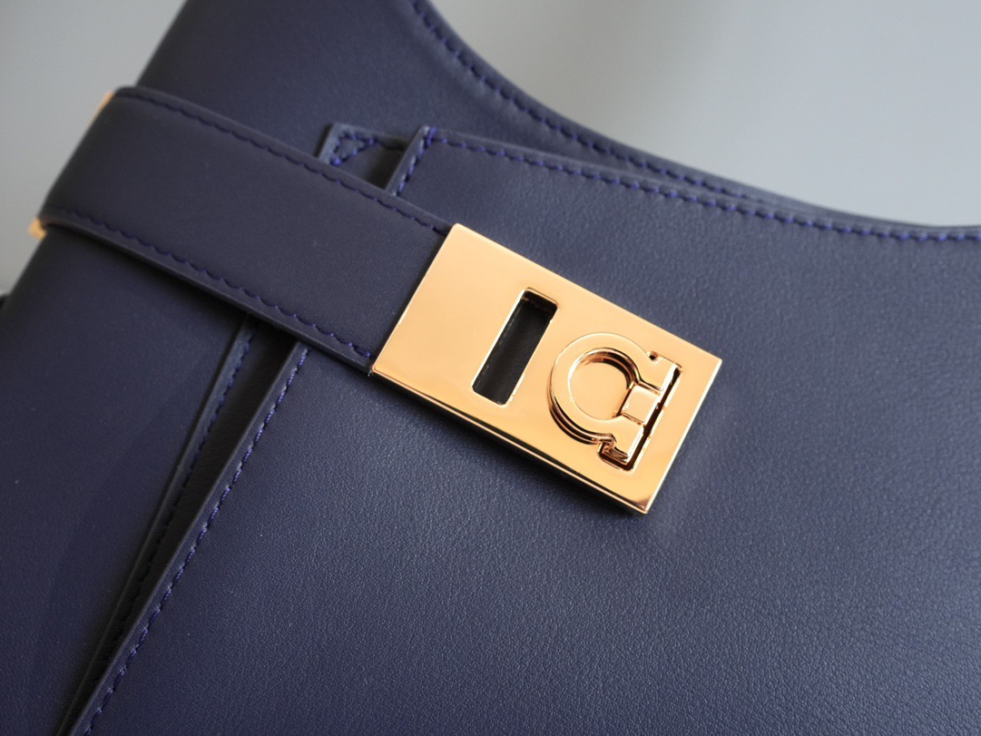 FERRAGAMO 페라가모 간치니 스트랩 숄더백 EE-216295 20