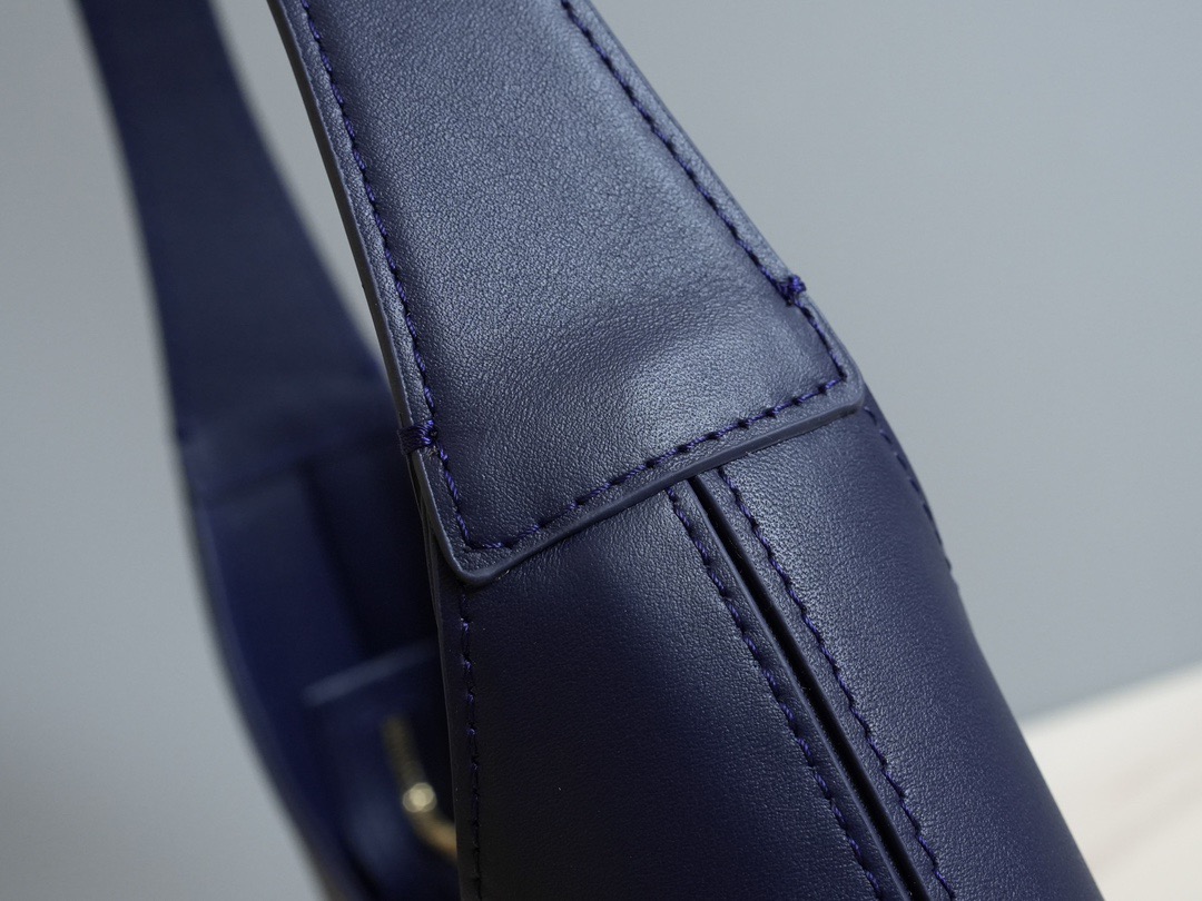 FERRAGAMO 페라가모 간치니 스트랩 숄더백 EE-216295 23