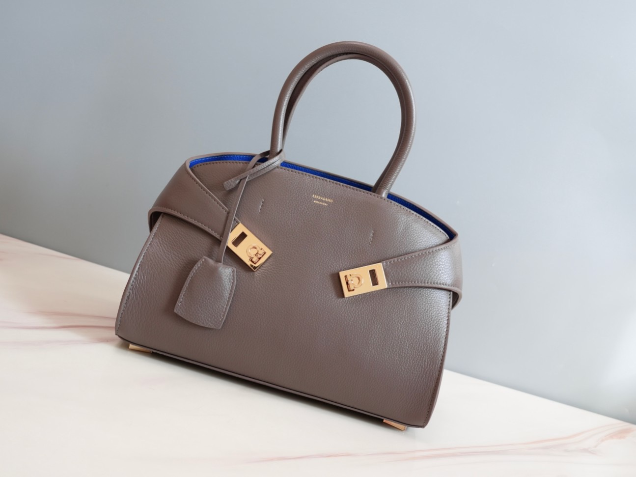 FERRAGAMO 페레가모 FW2023 HUG 나파 가죽 토트백 1