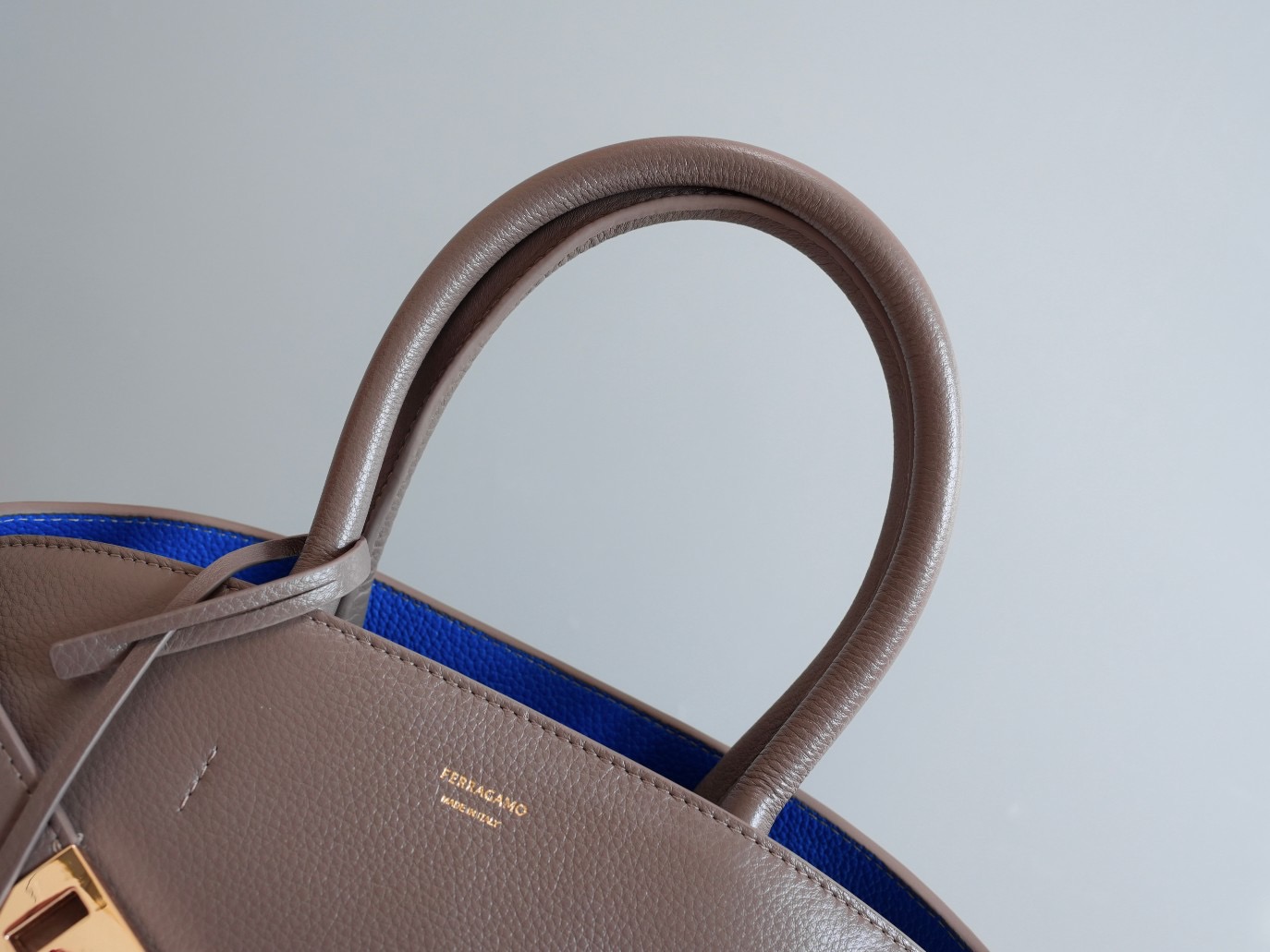 FERRAGAMO 페레가모 FW2023 HUG 나파 가죽 토트백 2