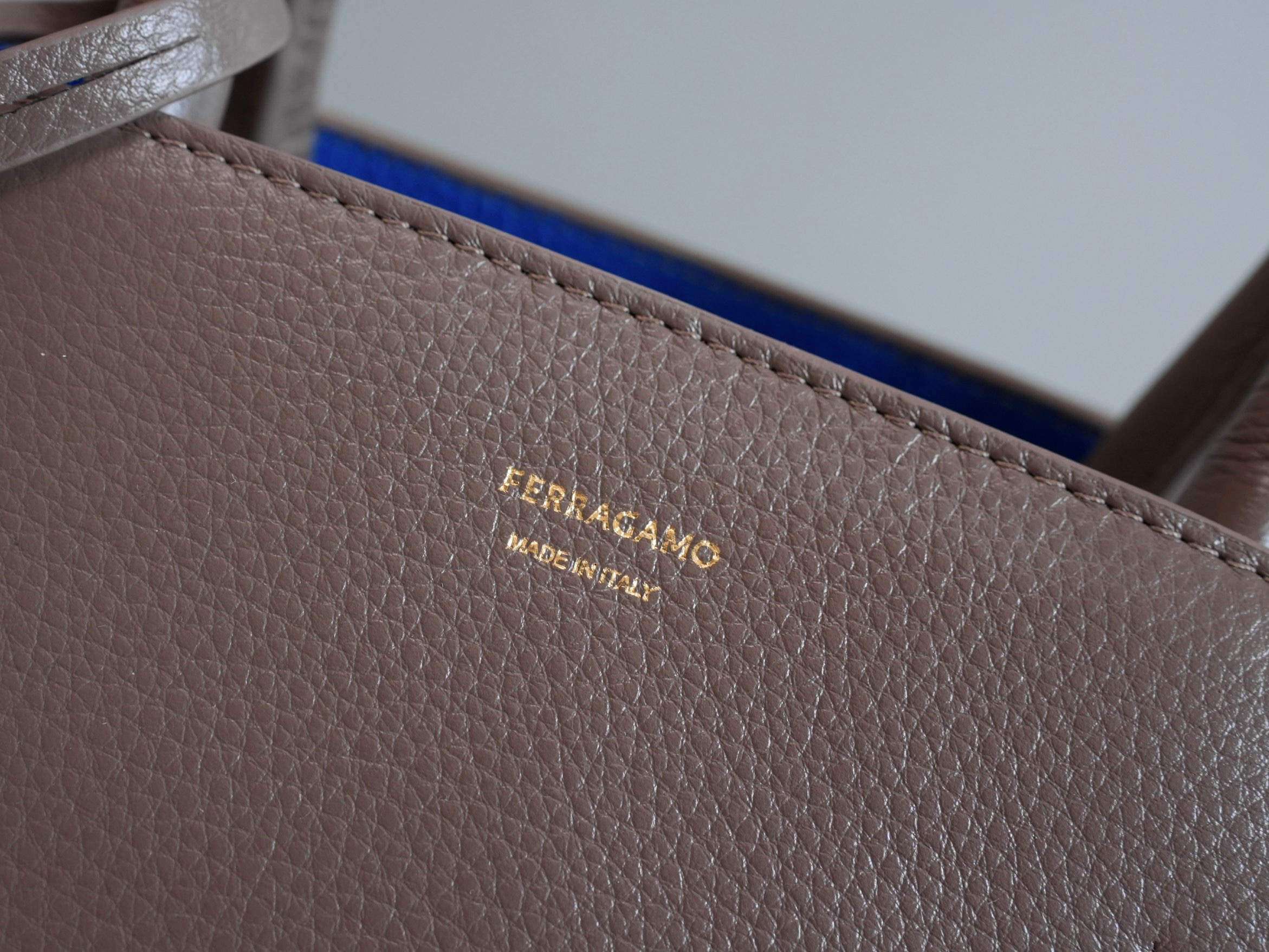 FERRAGAMO 페레가모 FW2023 HUG 나파 가죽 토트백 3