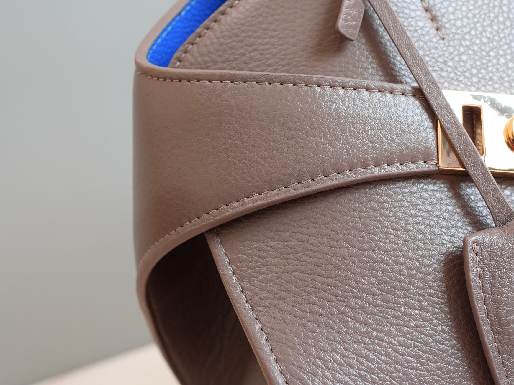 FERRAGAMO 페레가모 FW2023 HUG 나파 가죽 토트백 4