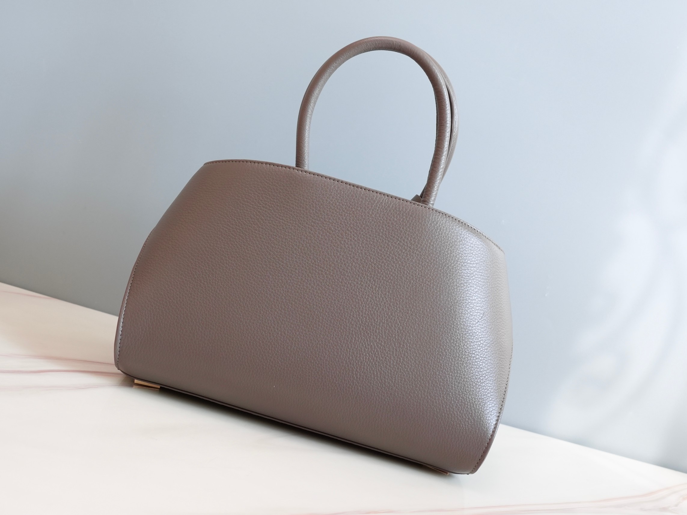 FERRAGAMO 페레가모 FW2023 HUG 나파 가죽 토트백 8