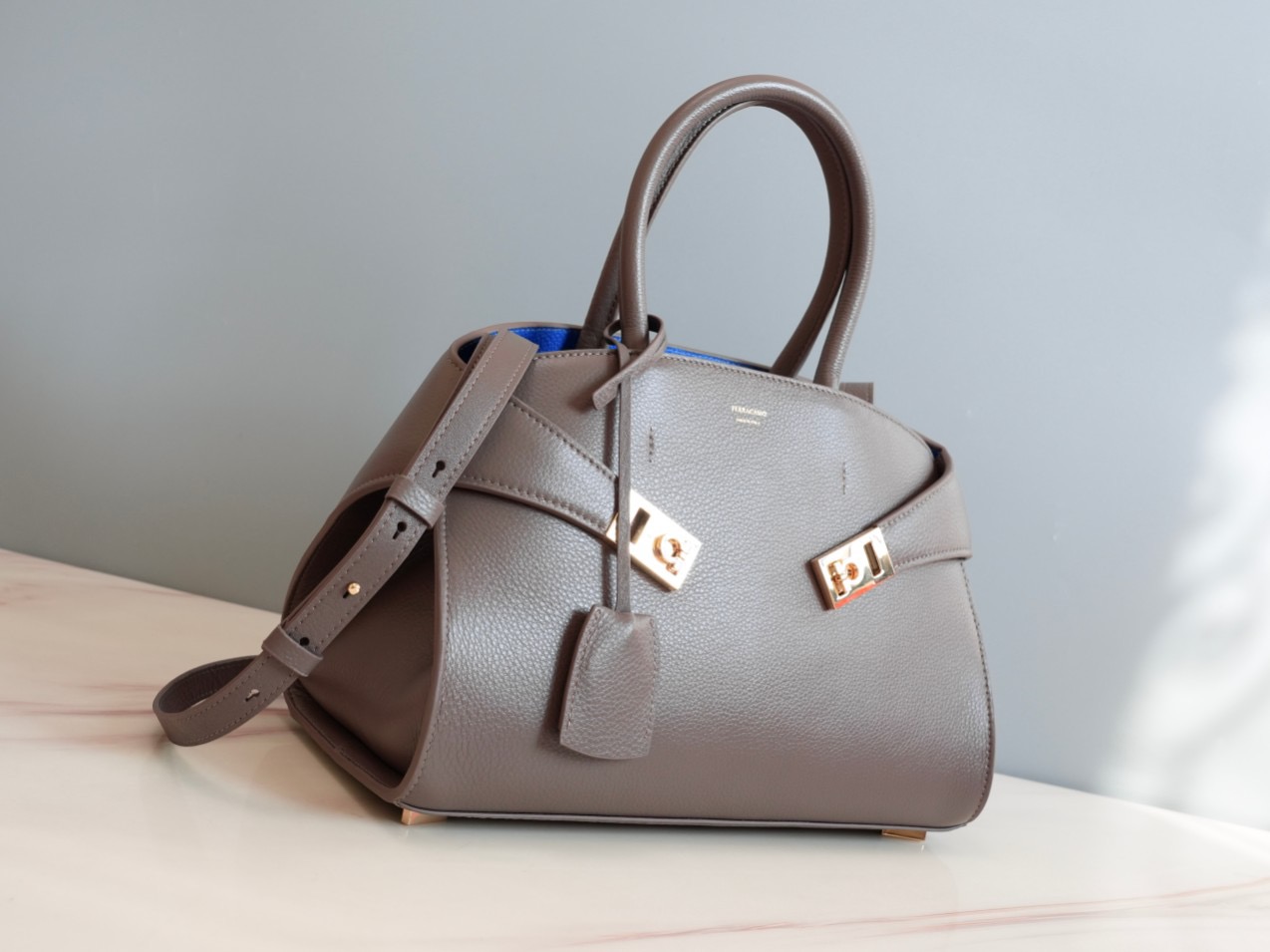 FERRAGAMO 페레가모 FW2023 HUG 나파 가죽 토트백 9