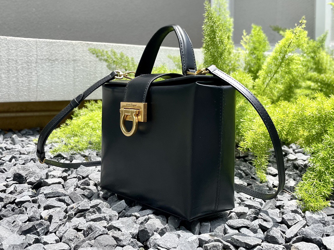 SALVATORE FERRAGAMO 살바토레 페라가모 FW2023 트리폴리오 가방 12