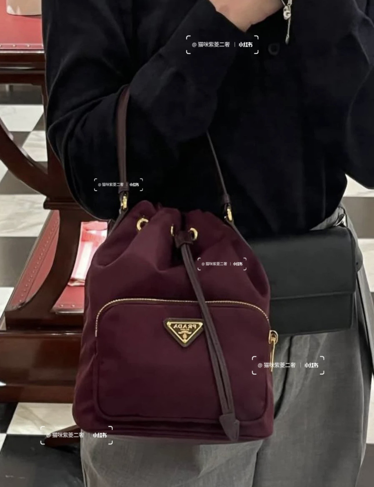 PRADA 프라다 FW2023 클래식 나일론 버킷백 버건디 1