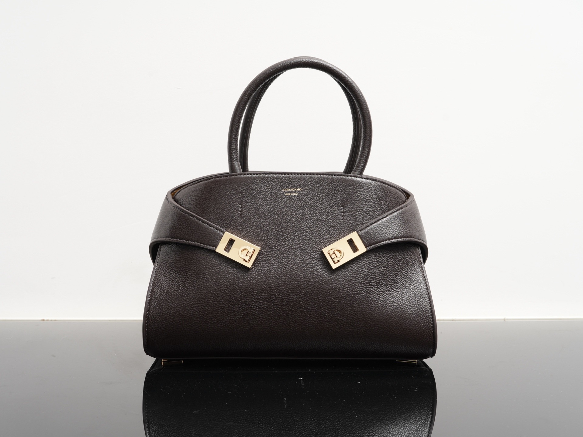 FERRAGAMO 페레가모 FW2023 HUG 나파 가죽 토트백 1