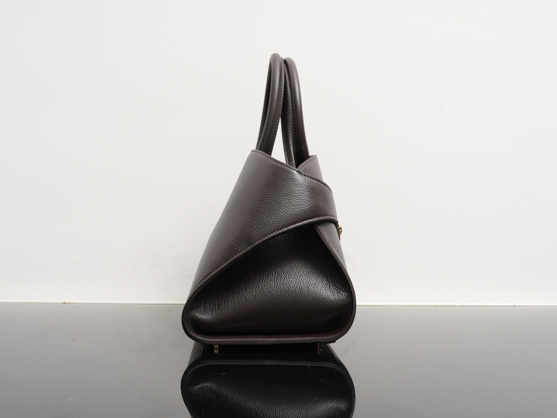 FERRAGAMO 페레가모 FW2023 HUG 나파 가죽 토트백 3