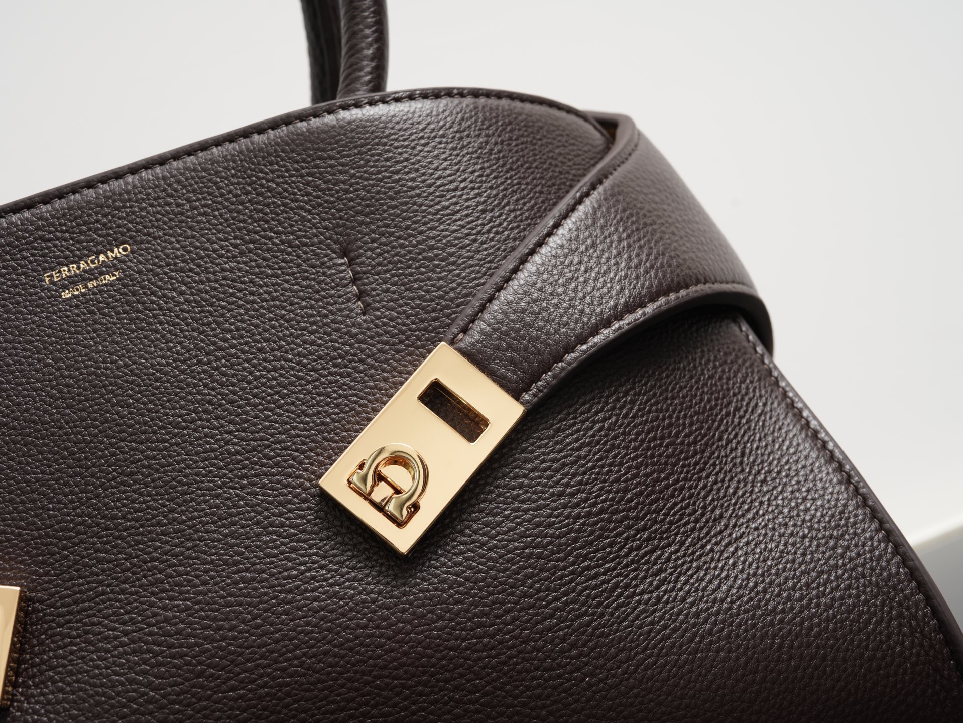 FERRAGAMO 페레가모 FW2023 HUG 나파 가죽 토트백 4