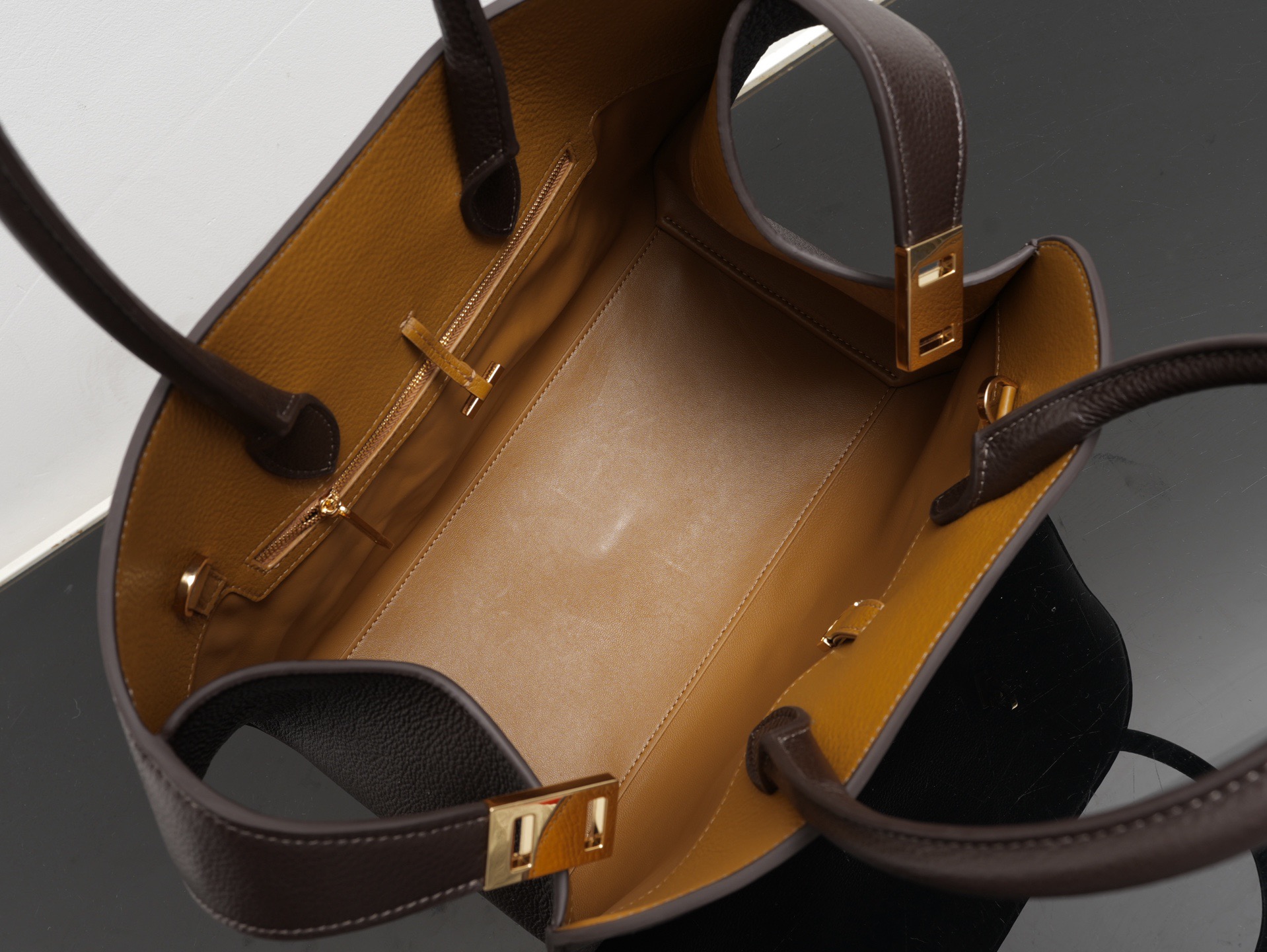 FERRAGAMO 페레가모 FW2023 HUG 나파 가죽 토트백 7