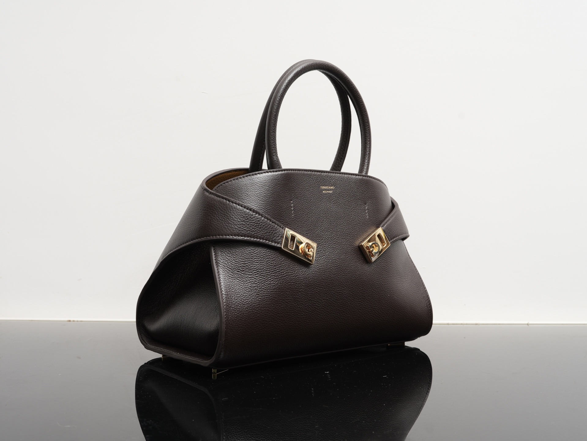 FERRAGAMO 페레가모 FW2023 HUG 나파 가죽 토트백 9