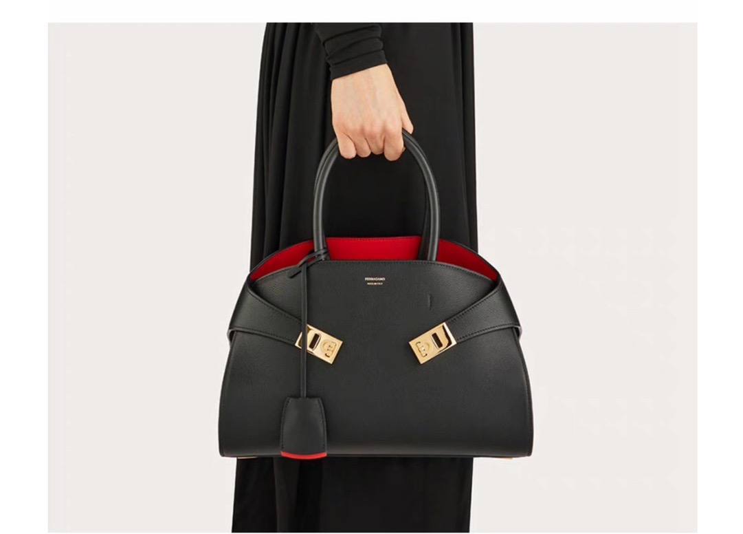FERRAGAMO 페레가모 FW2023 HUG 나파 가죽 토트백 4