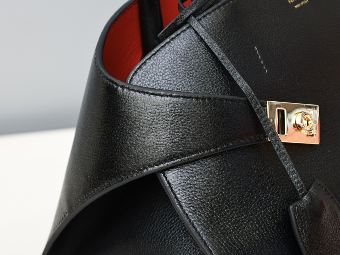 FERRAGAMO 페레가모 FW2023 HUG 나파 가죽 토트백 7