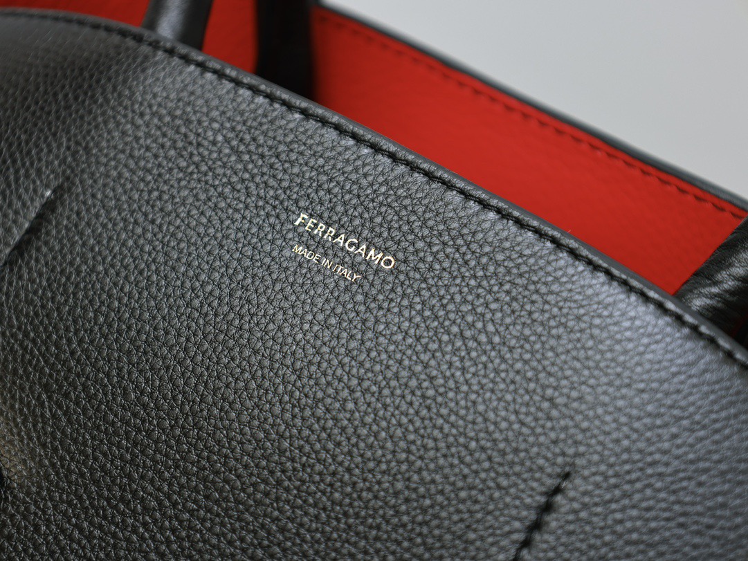 FERRAGAMO 페레가모 FW2023 HUG 나파 가죽 토트백 8