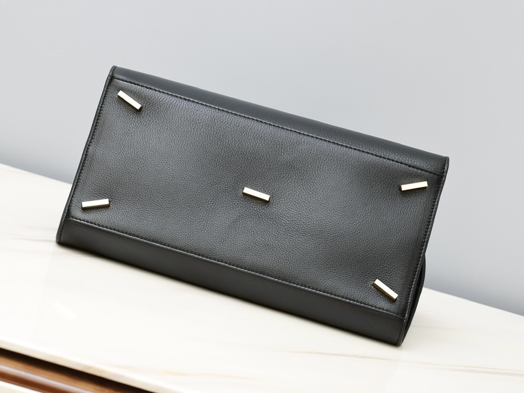 FERRAGAMO 페레가모 FW2023 HUG 나파 가죽 토트백 11