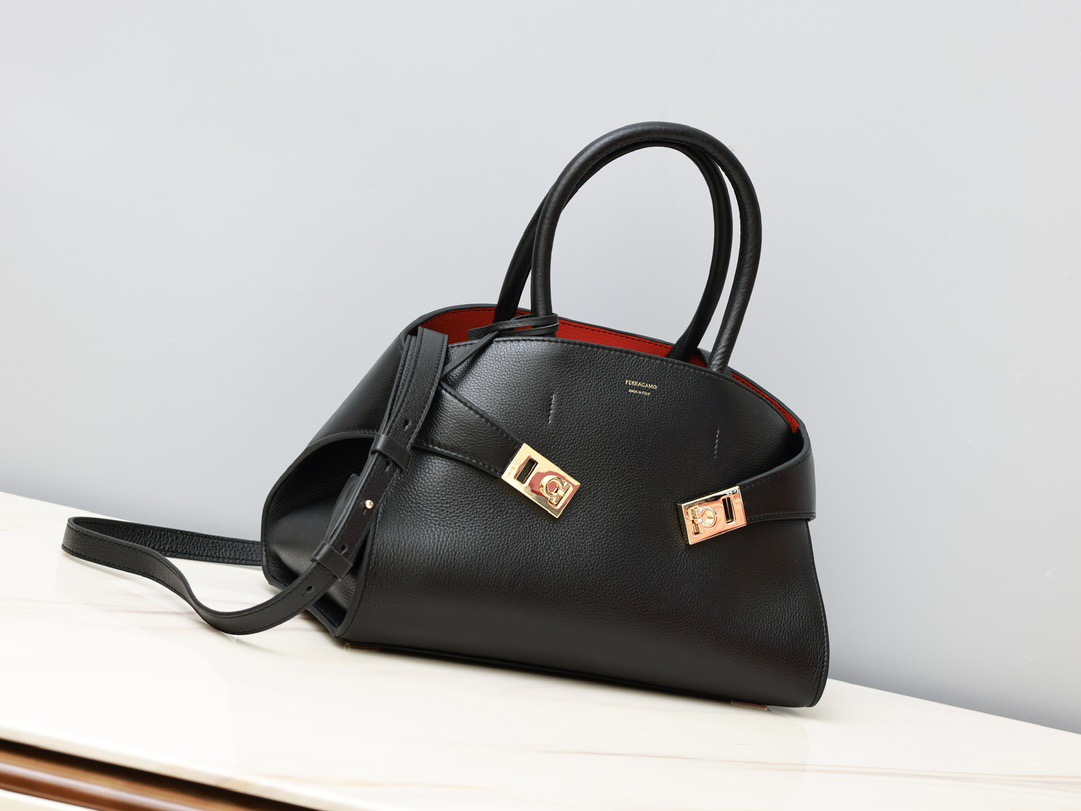 FERRAGAMO 페레가모 FW2023 HUG 나파 가죽 토트백 14
