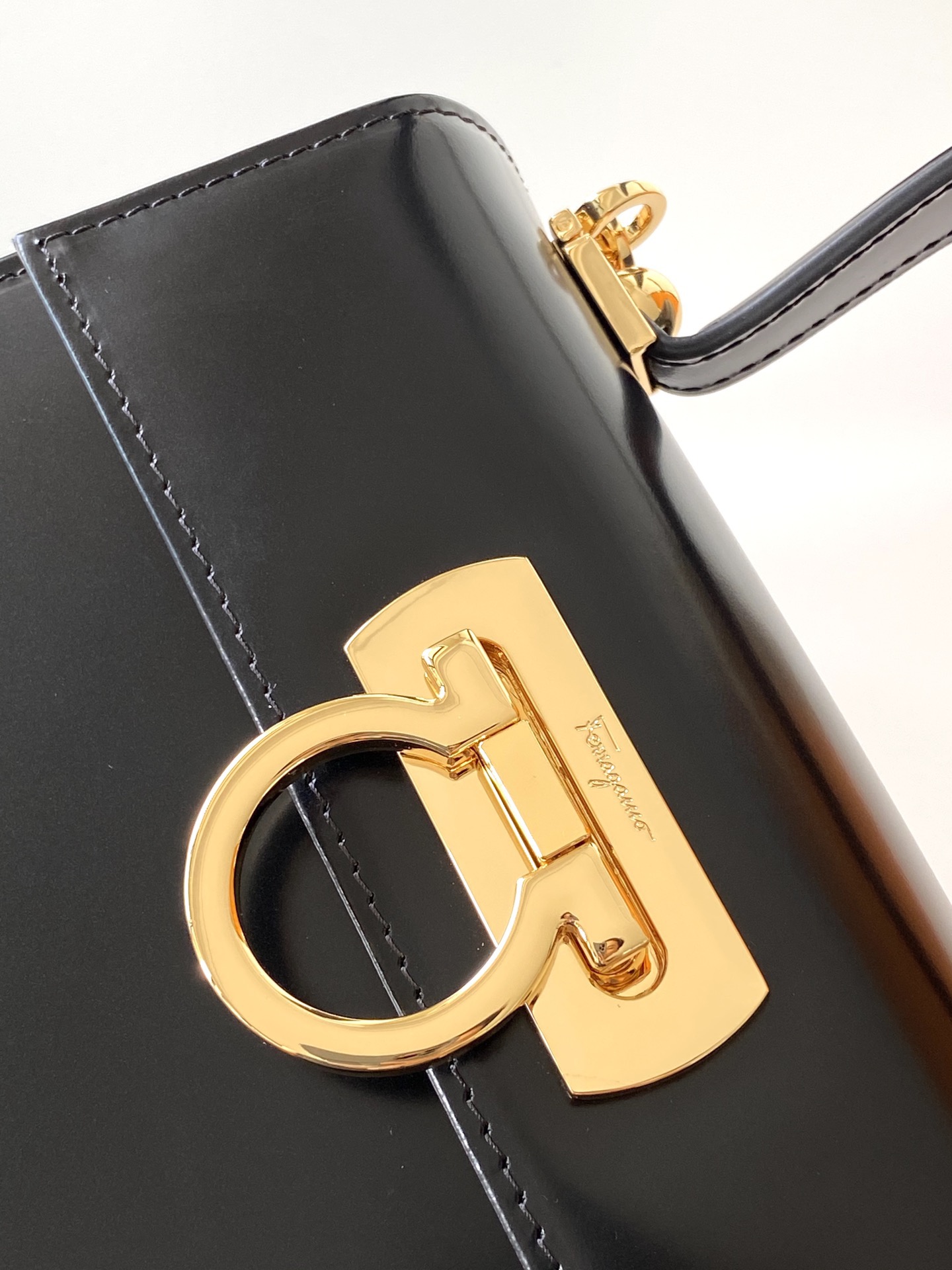 FERRAGAMO 살바토레 페라가모 FW2023 Gancino 장식 블랙 토트백 7