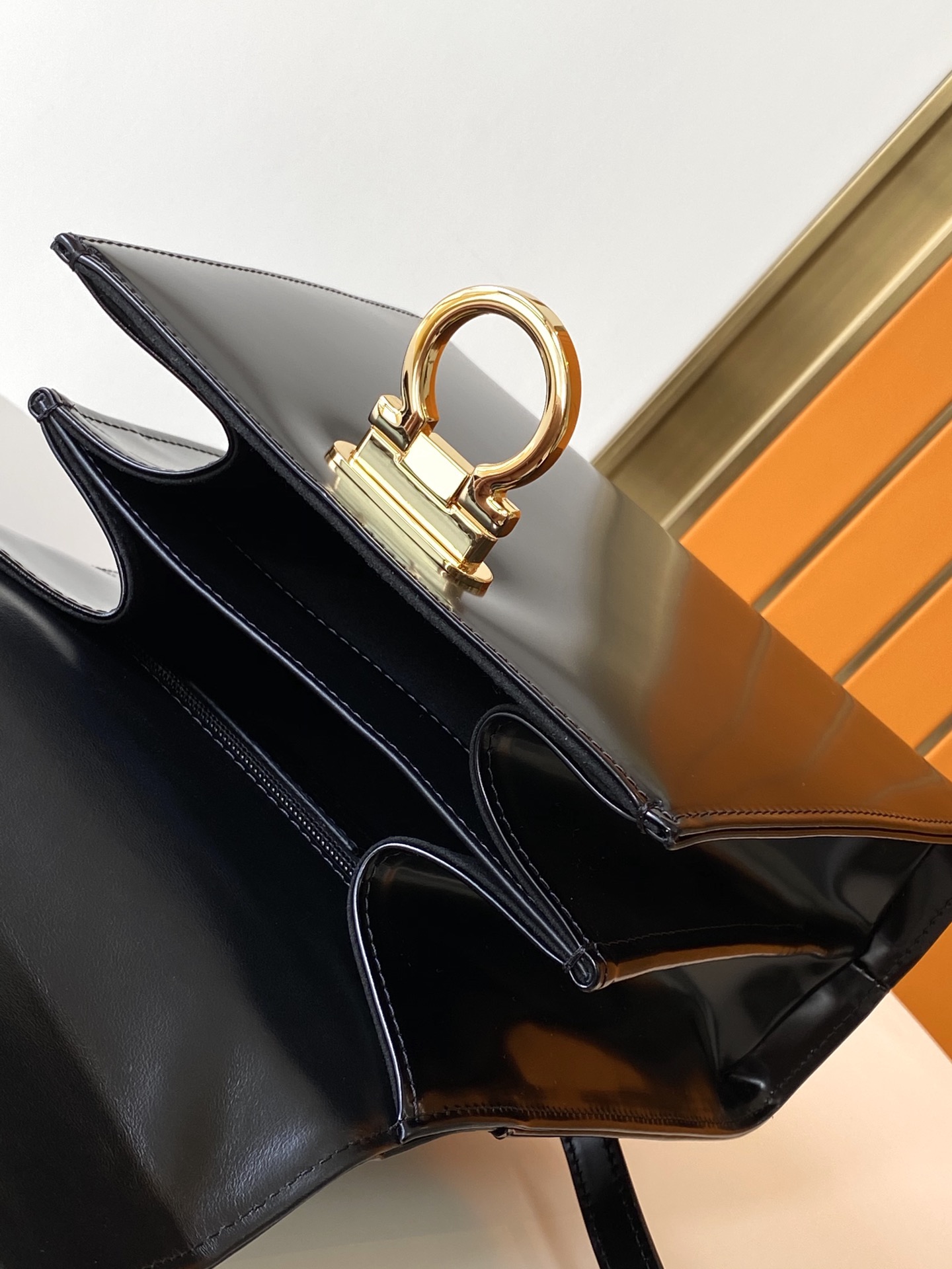 FERRAGAMO 살바토레 페라가모 FW2023 Gancino 장식 블랙 토트백 9