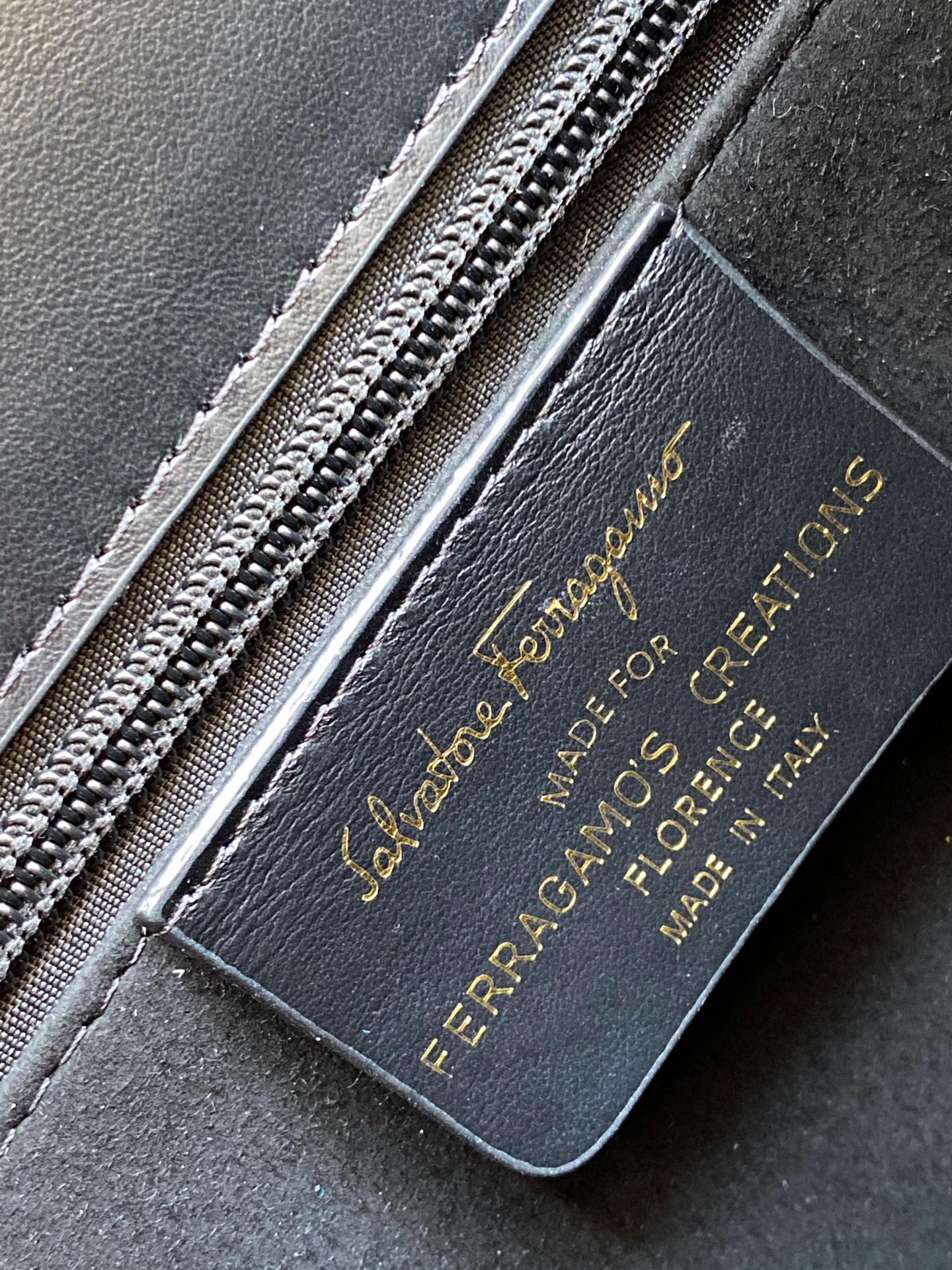 FERRAGAMO 살바토레 페라가모 FW2023 Gancino 장식 블랙 토트백 10