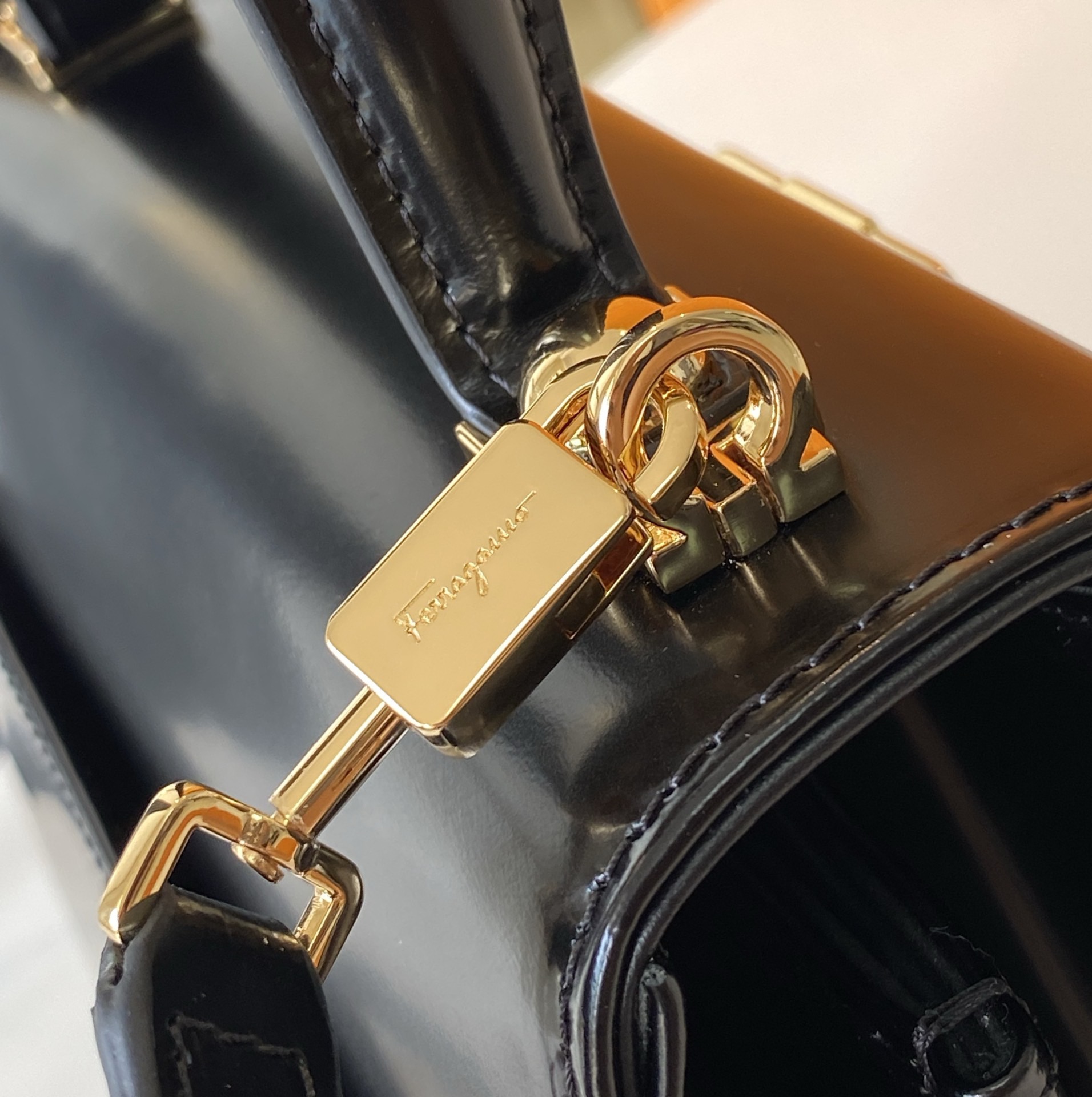 FERRAGAMO 살바토레 페라가모 FW2023 Gancino 장식 블랙 토트백 11