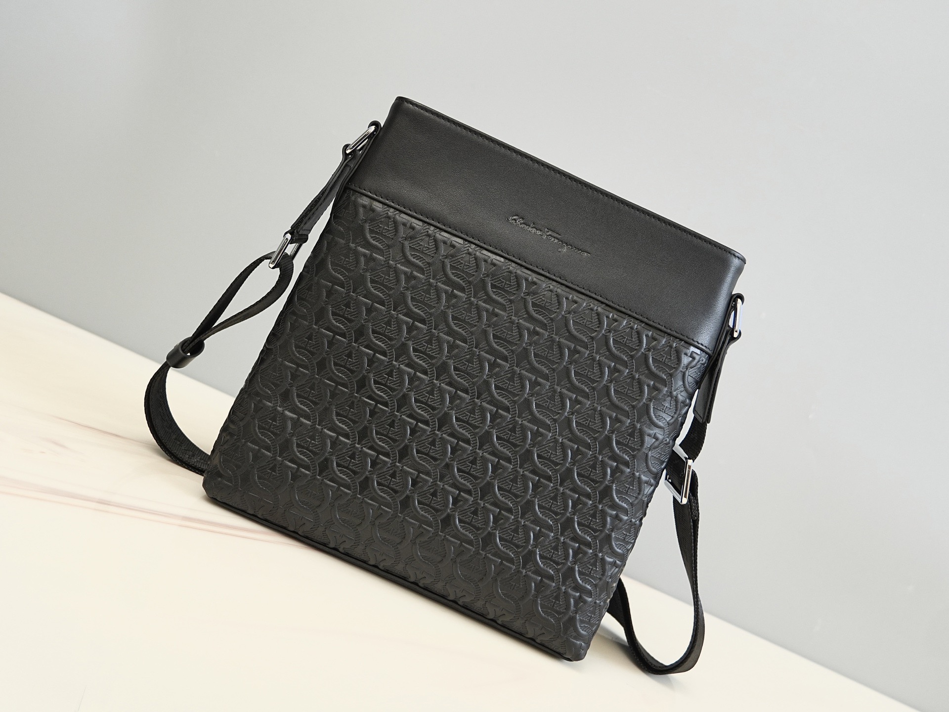 Ferragamo 살바토레 페라가모 FW2023 Gancini 패턴 크로스백 1