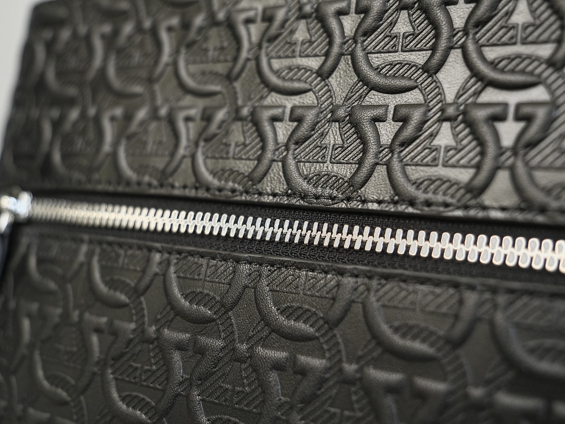 Ferragamo 살바토레 페라가모 FW2023 Gancini 패턴 크로스백 3