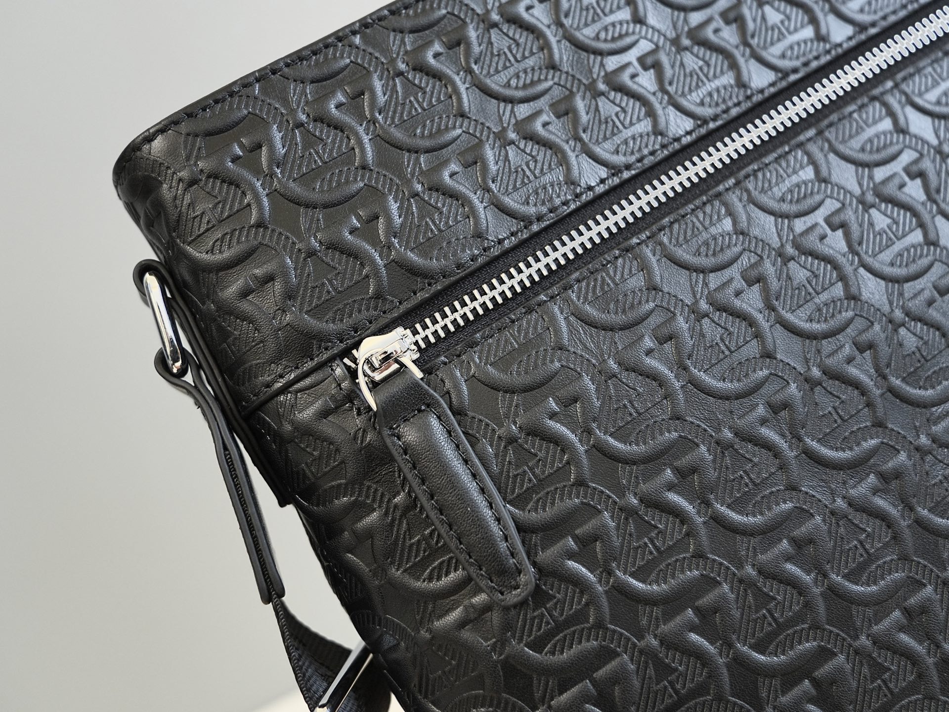 Ferragamo 살바토레 페라가모 FW2023 Gancini 패턴 크로스백 4