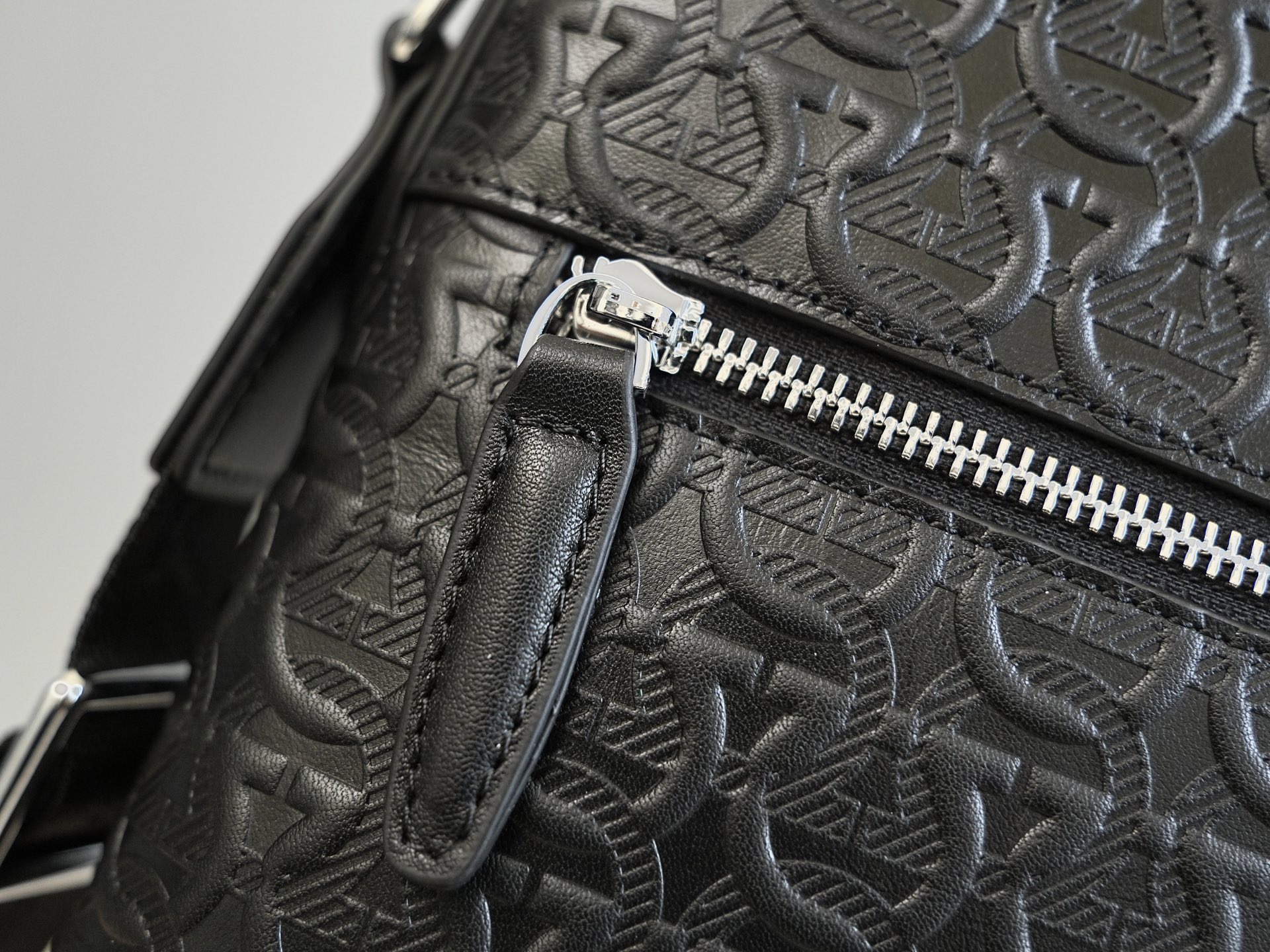 Ferragamo 살바토레 페라가모 FW2023 Gancini 패턴 크로스백 5