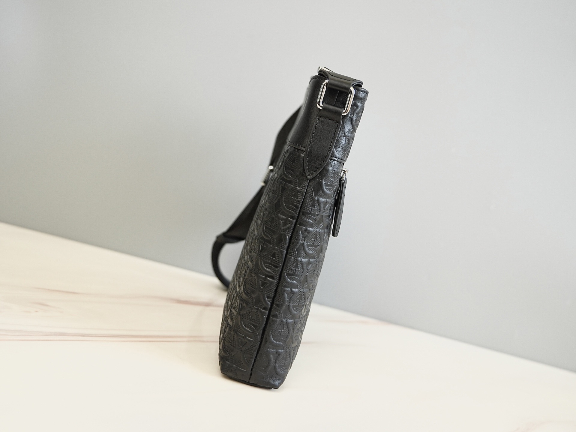 Ferragamo 살바토레 페라가모 FW2023 Gancini 패턴 크로스백 6