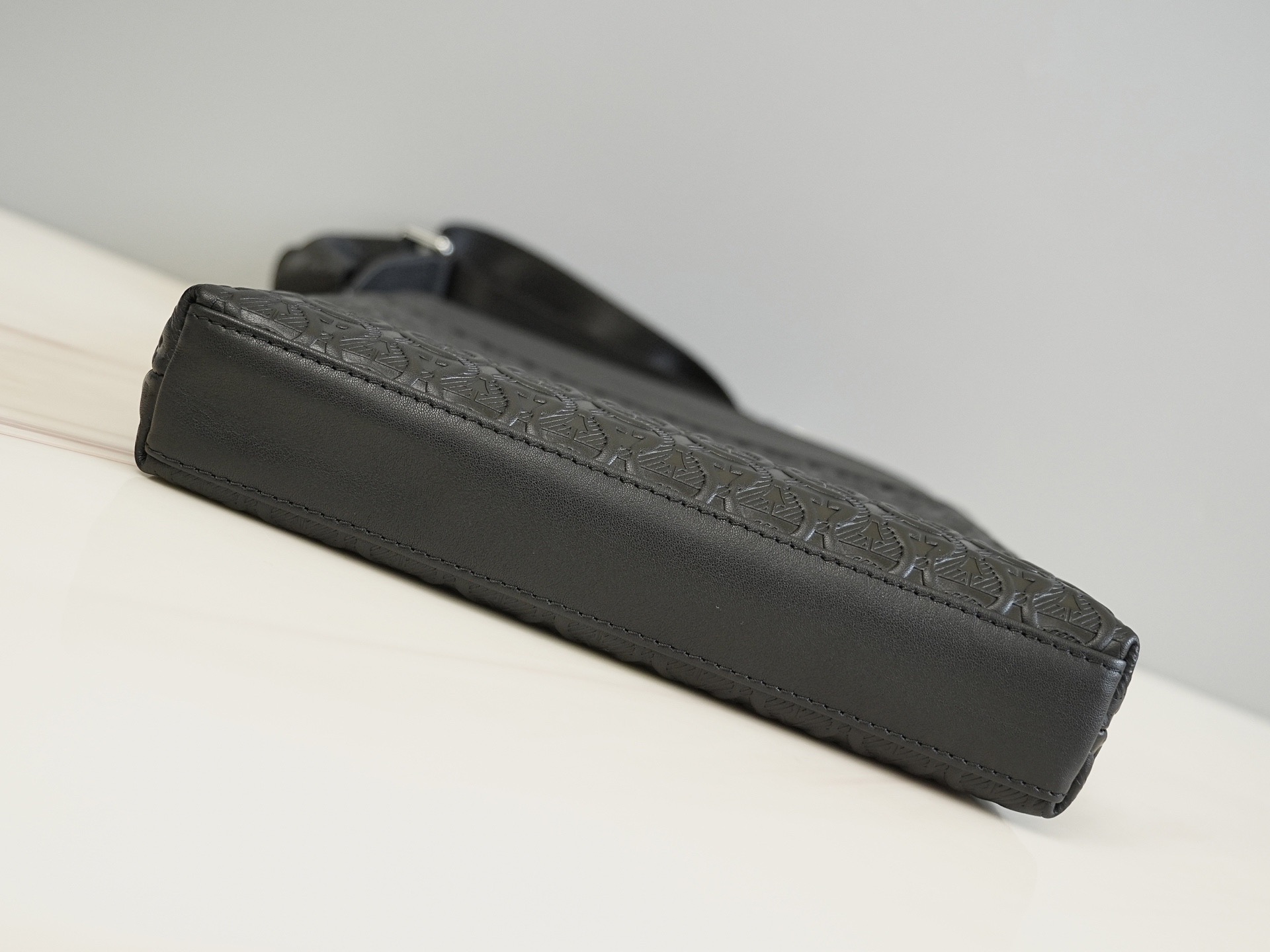 Ferragamo 살바토레 페라가모 FW2023 Gancini 패턴 크로스백 7