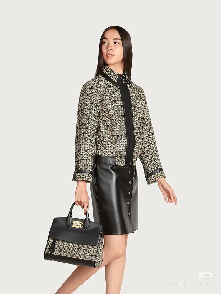 FERRAGAMO 살바토레 페라가모 FW2023 Gancini 패턴 토트백 1