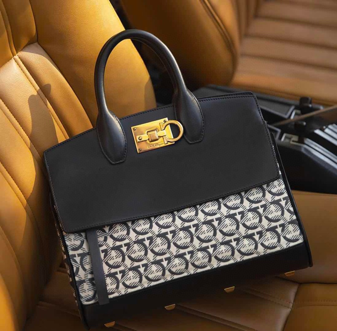 FERRAGAMO 살바토레 페라가모 FW2023 Gancini 패턴 토트백 2