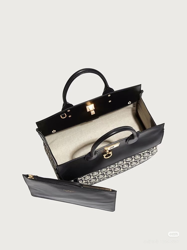 FERRAGAMO 살바토레 페라가모 FW2023 Gancini 패턴 토트백 4