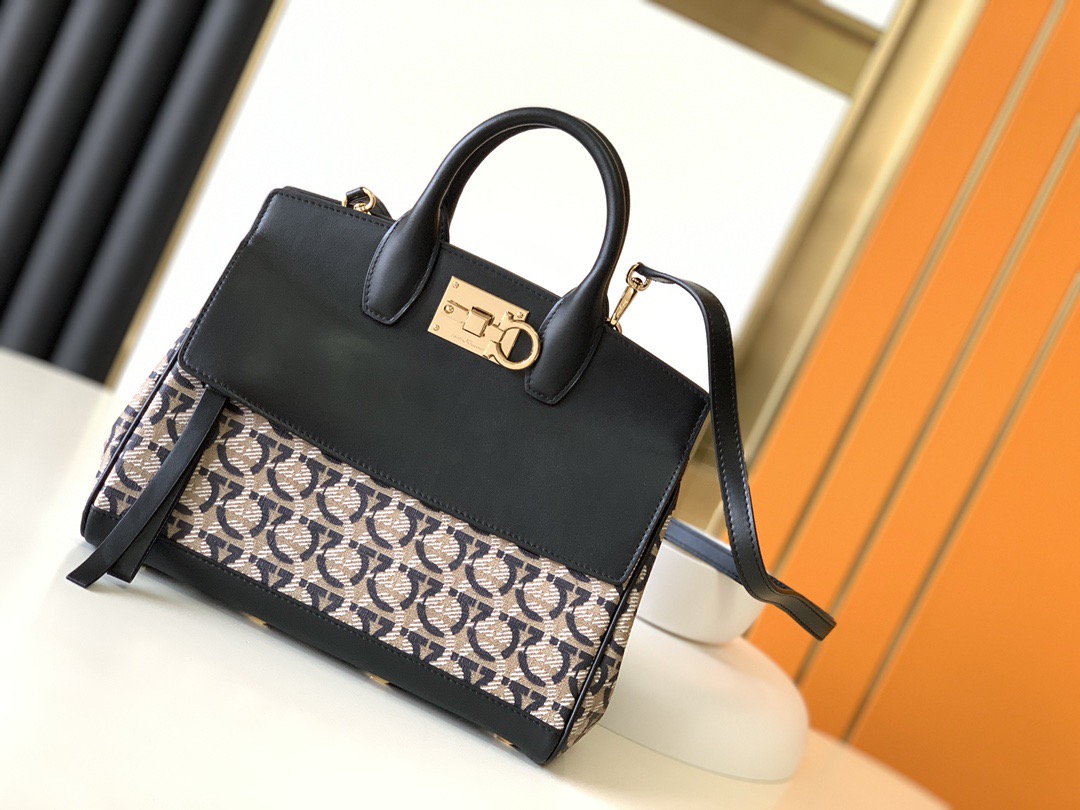 FERRAGAMO 살바토레 페라가모 FW2023 Gancini 패턴 토트백 7