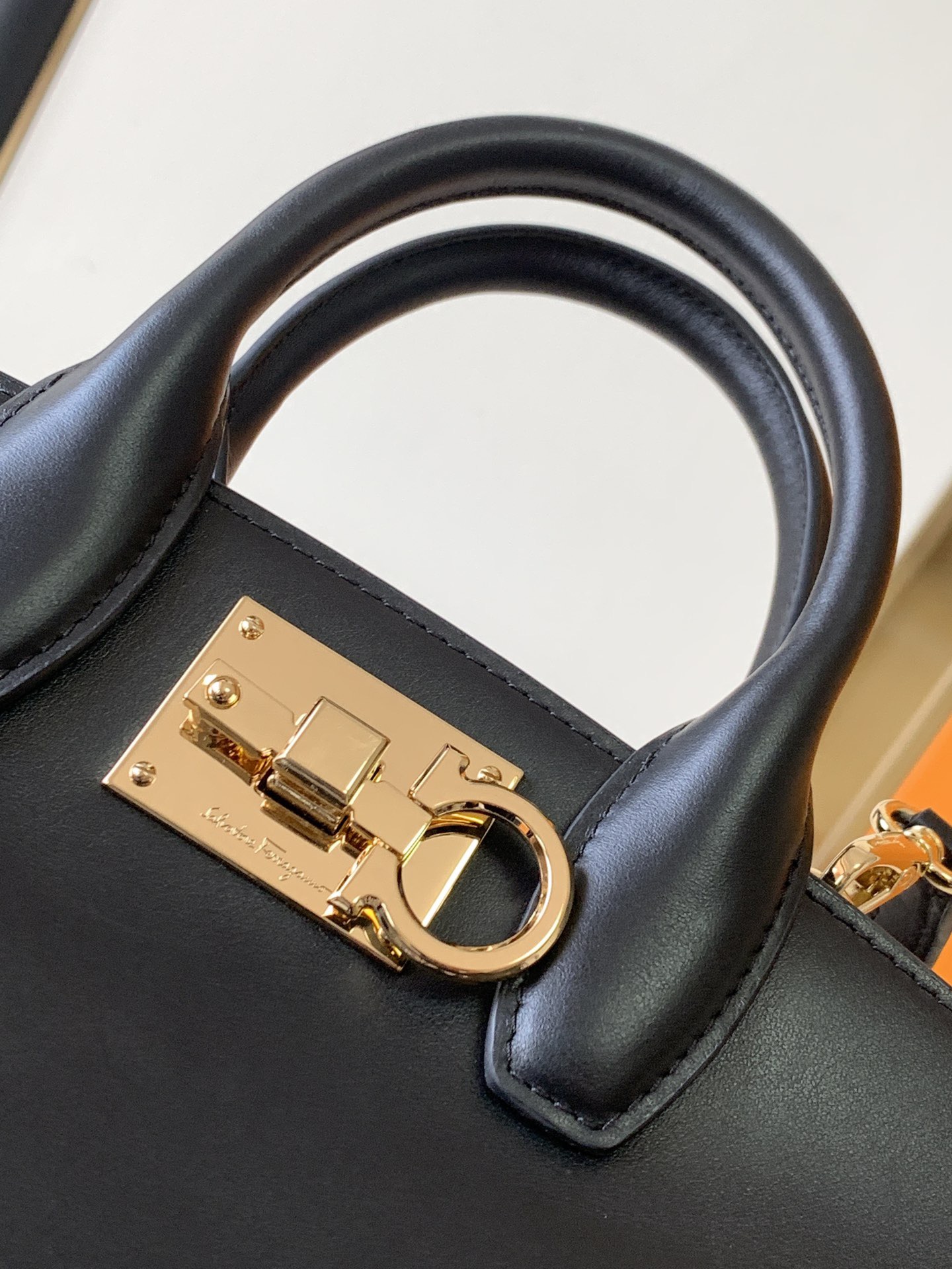 FERRAGAMO 살바토레 페라가모 FW2023 Gancini 패턴 토트백 8