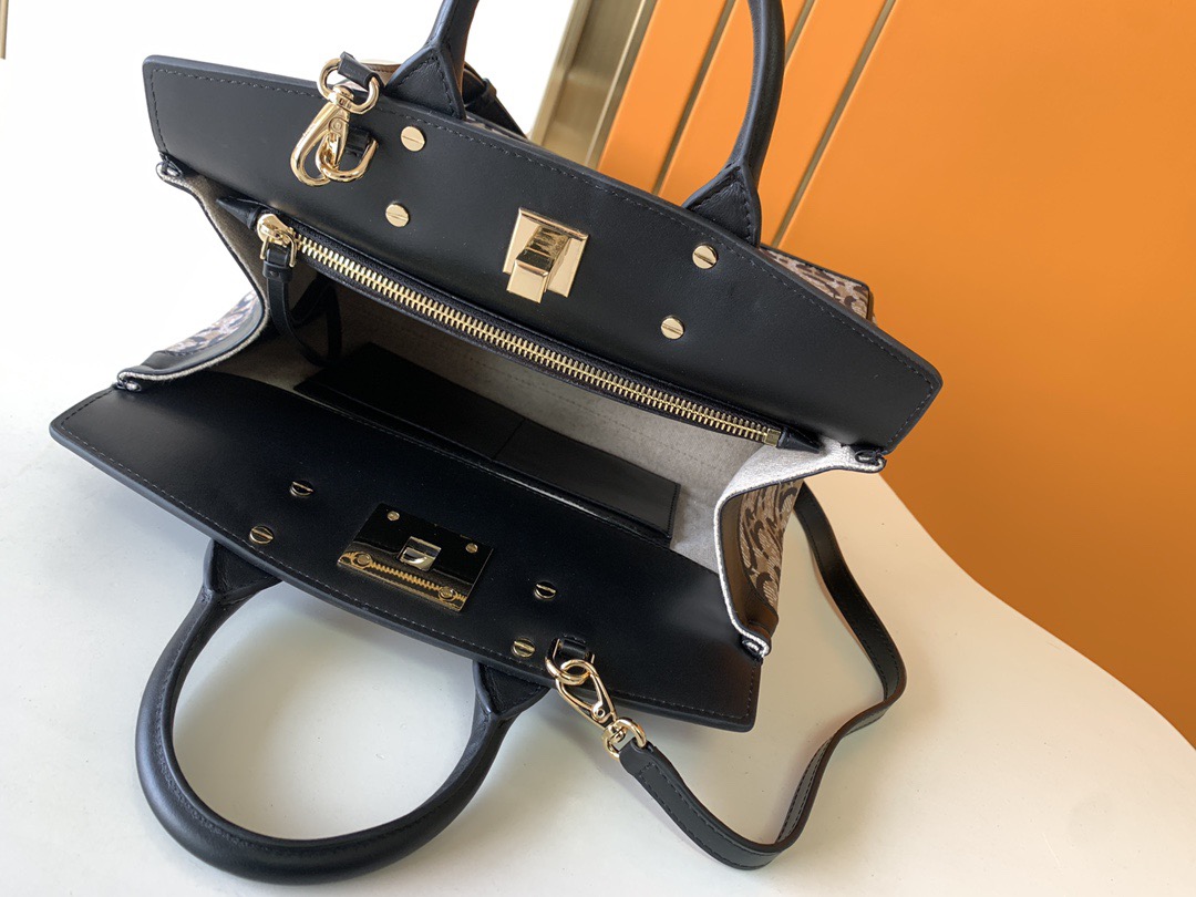 FERRAGAMO 살바토레 페라가모 FW2023 Gancini 패턴 토트백 9